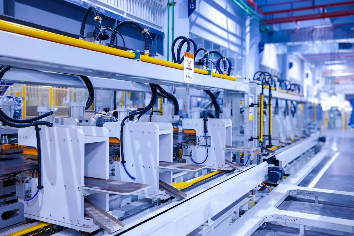Produktionslinie mit Anlagen in einer Fertigungshalle