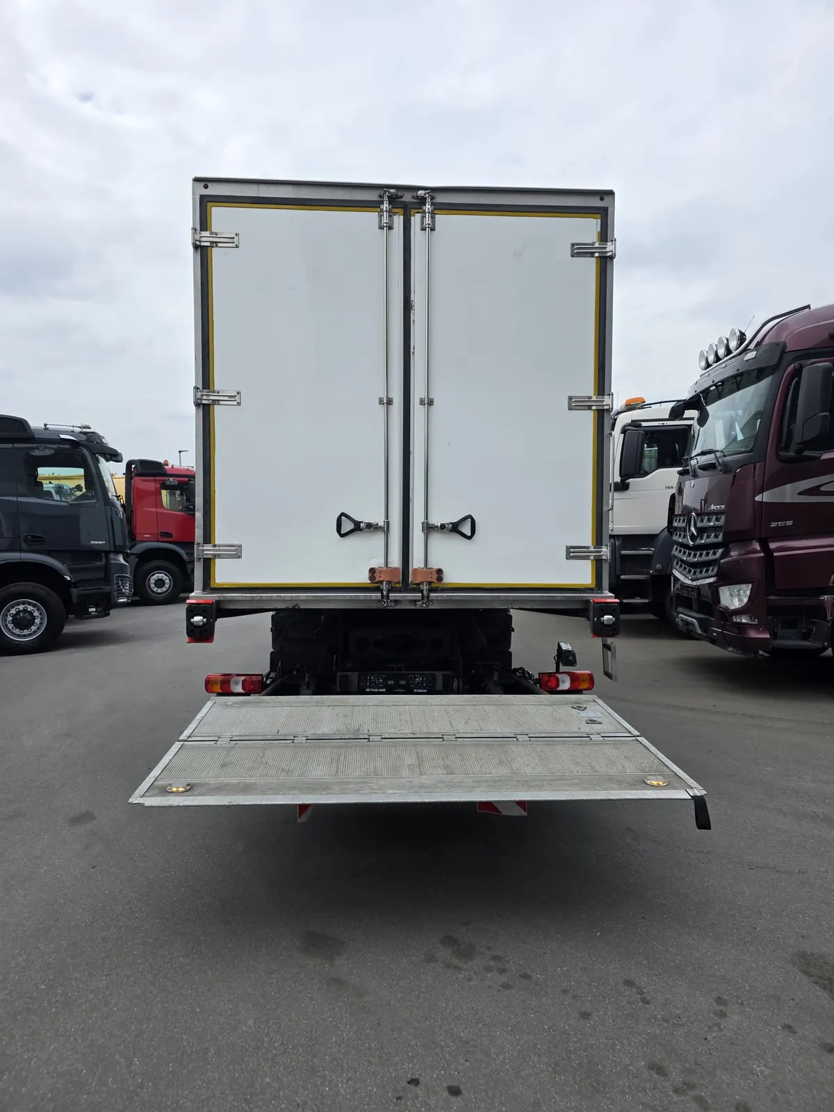 Heck eines Koffer-Lkw mit Ladebordwand