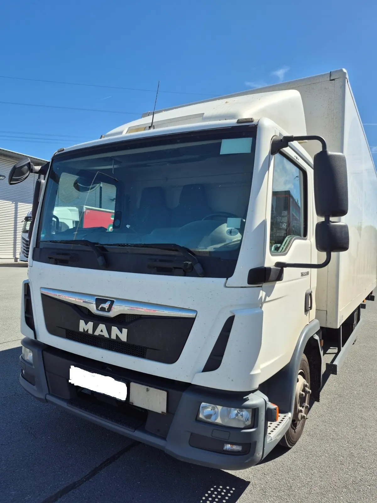 Weißer Koffer-Lkw von vorn